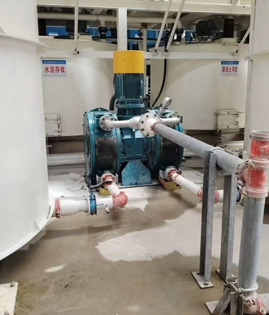 中鐵某局雙頭軟管泵泵送膨潤(rùn)土漿及水泥漿 